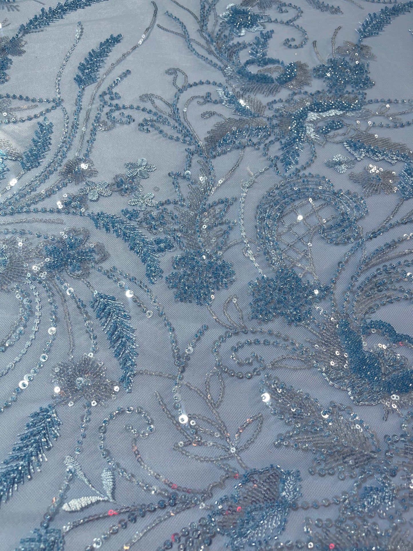 TUL BORDADO AZUL CIELO CON HOJAS