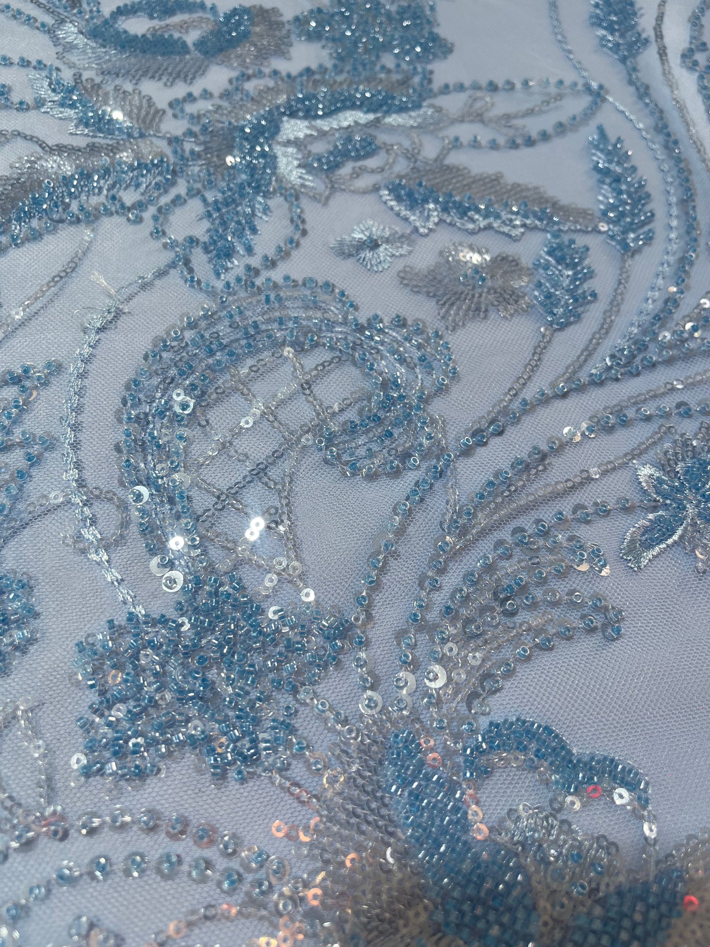 TUL BORDADO AZUL CIELO CON HOJAS