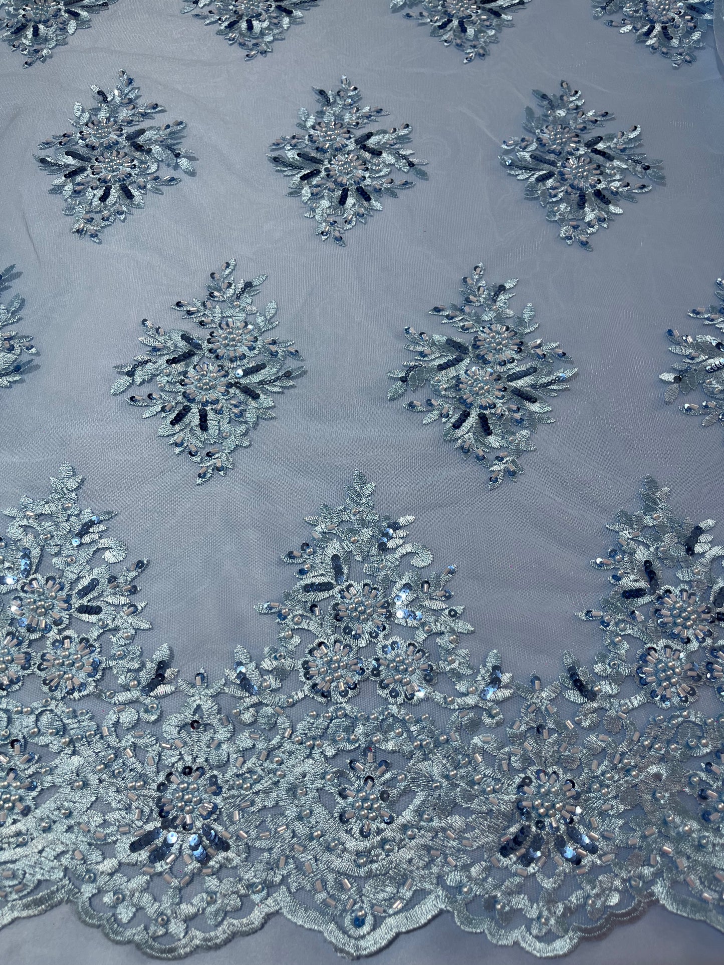 TUL AZUL CIELO CON ORILLA BORDADA