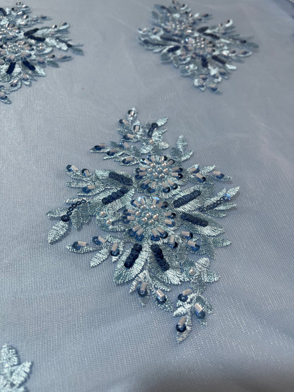 TUL AZUL CIELO CON ORILLA BORDADA