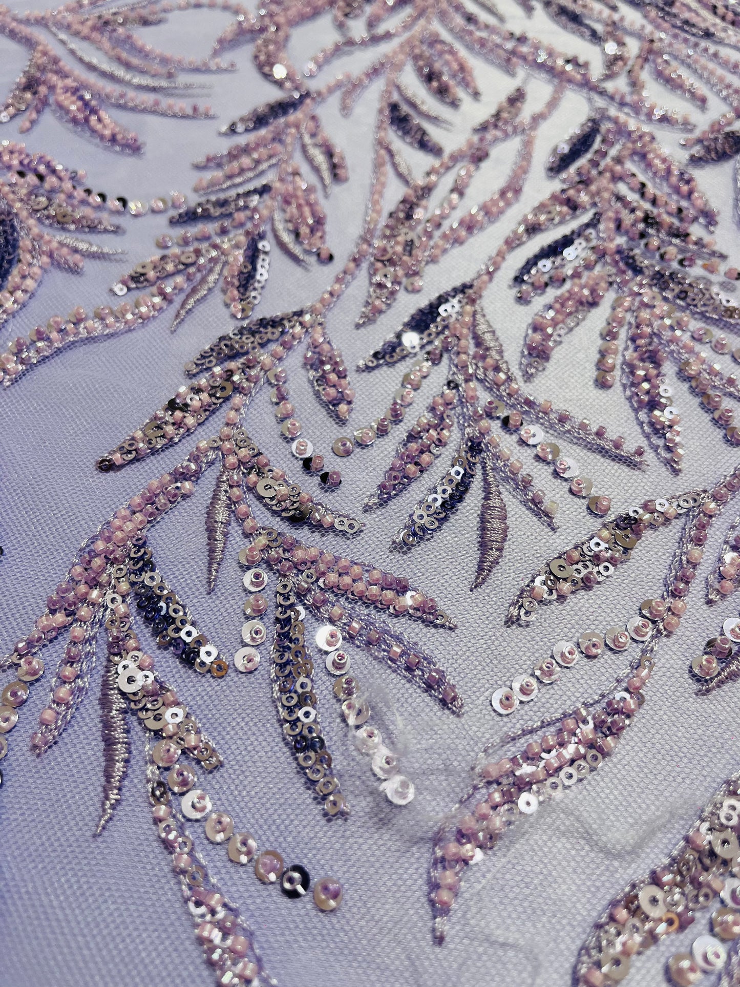 TUL BORDADO DE HOJAS LILA CON LENTEJUELA
