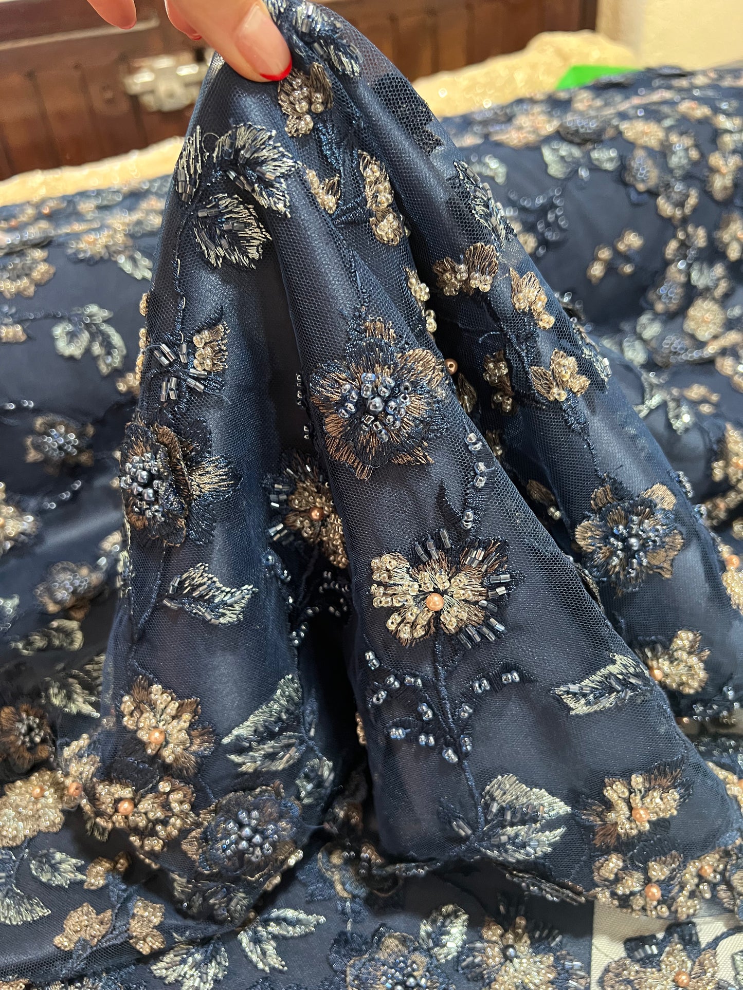 TELA BORDADA "MIDNIGHT GOLD"