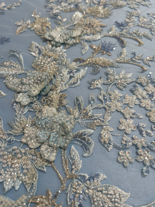 TUL BORDADO AZUL CIELO CON PEDRERIA Y FLORES DORADA