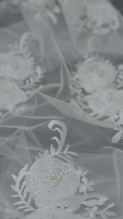 TUL BORDADO 3D FLOR DE CINCO PETALOS DOBLE CON UNA PERLA