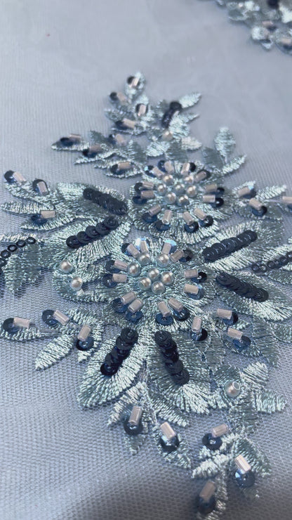 TUL AZUL CIELO CON ORILLA BORDADA